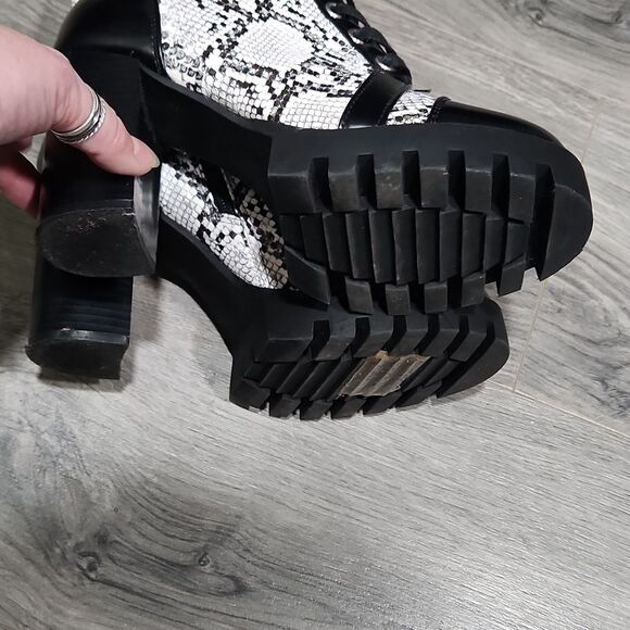 NWOT UniLady Faux Snakeprint Platform Booties - Picture 6 of 6